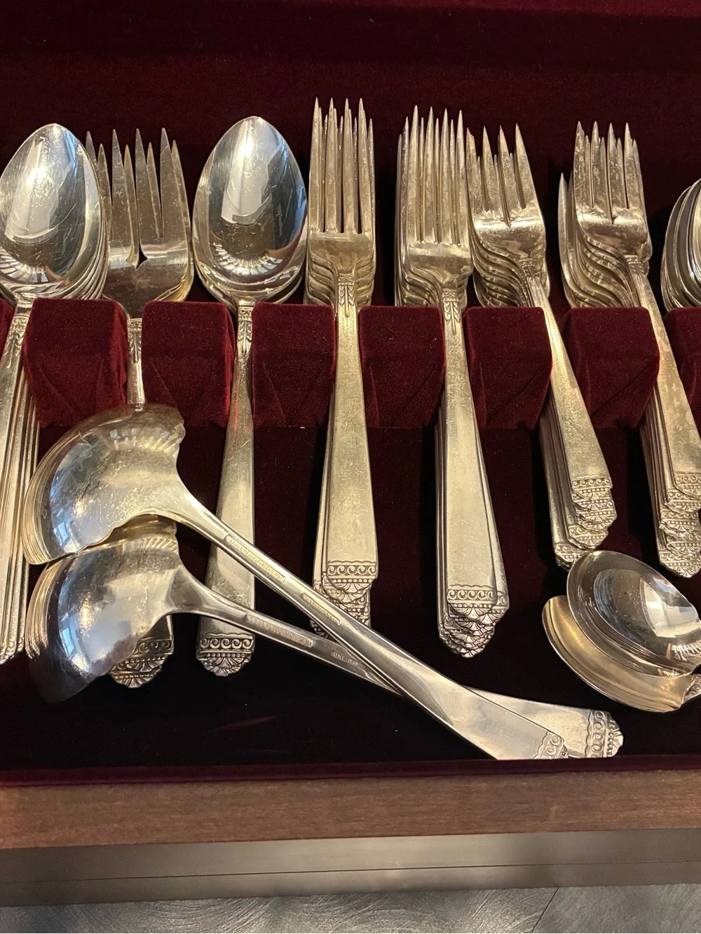 Vintage Oneida Stainless Flatware 98 Pieces And Box. In really good shape! Comes